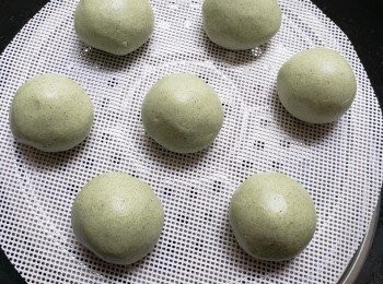 step7: 蒸籠底部抹少許油，然后將青團放上面。這樣蒸出來不會粘底容易拿起。