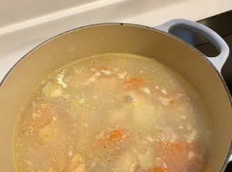 step6: 加湯/魚湯，煲滾加蓋轉小火煮30分鐘