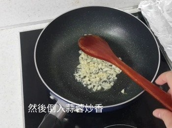 step7: 現在煮<span class="group_2">茄醬</span>，熱鑊加入適量的油，加入蒜蓉炒香，