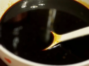 step1: 先把瑞士汁、雞粉、青檸汁、白酒、豉油拌勻備用