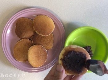 step7: 用匙將豆沙蓉塗在包上蓋上另一塊包即成