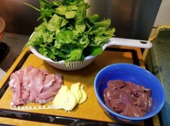 step1: 煮滾一鍋水加入薑片和瘦肉，中火煮20分鐘，加入枸杞大火煮至滾，再加入豬潤煮至熟，加入鹽調味即成。