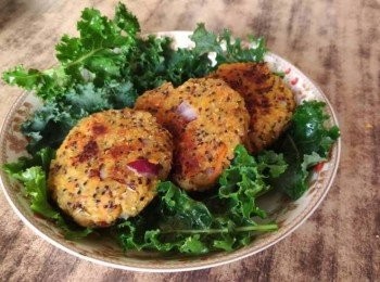 step3: 用中火加熱平底鑊，加入菜油燒熱。放入漢堡排，然後煎至兩面呈金黃色。