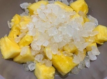 step1: 將整顆鳳梨切塊（約莫500g)加入冰糖與兩顆檸檬量的檸檬汁（約莫50cc)開小火燉煮。