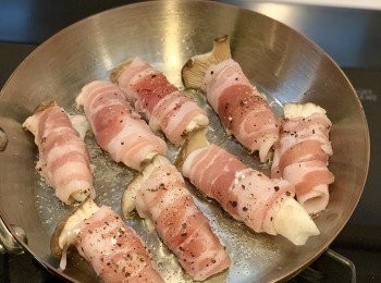 step5: 轉小火，下豚肉卷，每邊煎5分鐘至熟透