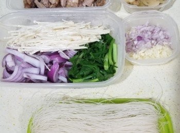 step1: 首先將片皮鴨鴨件過一過熱水，
然後再拆肉出來切絲，
準備乾蔥+蒜頭+洋蔥切好碎粒，
中芹+蔥切成段，
拿出即食炸菜+米粉備用