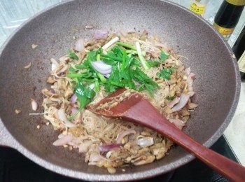 step8: 加埋中芹段+蔥段