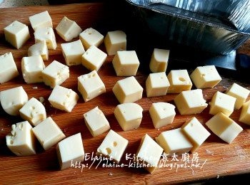 step6: 雞蛋豆腐蒸好後去邊切粒 , 放入大碗內加冰水浸過面靜待10分鐘