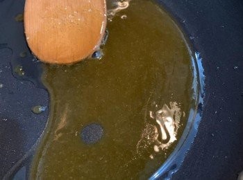 step5: 炒至糖完全融化，與油油水分離也沒關係，確實觀察糖無顆粒，將地瓜快速拌入翻炒。