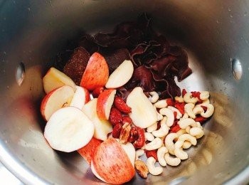 step2: 蘋果去皮去芯切块（如果不去皮要洗干净皮）；紅棗去核；杞子，腰果洗淨。陈皮浸软刮走襄
 白背黑木耳浸軟身，去蒂切块.