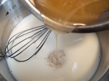 step5: 將魚膠粉溶液加入牛奶中攪拌均勻,