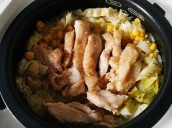 step5: 洗米後大概放2倍水，水量去到3字，將所有材料一同放落電飯煲後再落少少芝麻油開始煲