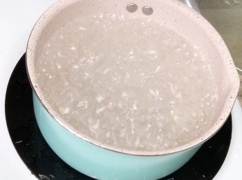 step1: 於煲內倒入1000ml水。煮至滾起。