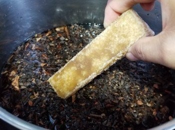 step3: 用2300g水加入一塊片糖及110g桑寄生,大火煮滾後轉細火煮40分鐘待出味(片糖凍水落可帶出藥引功效)