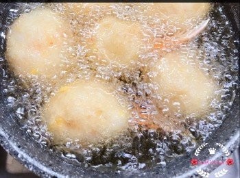 step13: 見蟹拑開始浮面， 再炸至顏色變金黃便可以上碟