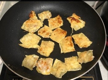 step2: 用中小火煎熟上碟，即成
