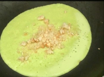 step4: 然後將<span class="group_2">餡料</span>於每張班戟皮内，放上適量的<span class="group_2">餡料</span>一起煎後。