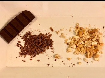 step2: 40克額外的朱古力，少許碎堅果。