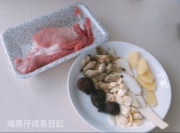 step1: <a href="https://bit.ly/3ANJVUp" target="_blank" data-keyword="豬展" class="guide-link"><strong>豬展</strong></a> <span style="display:inline-block;vertical-align:middle;margin-top:-3px;color:initial;border-radius:3px;padding:2px 3px;font-size:12px;line-height:14px;background:#87d300;color:#fff;">即買</span> 加薑片先飛水備用
所有其他材料洗淨，浸約15分鐘