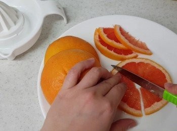 step2: 西柚切開一半後切兩片出來，每片再切開三份，留作裝飾用。