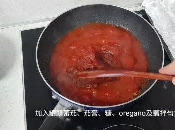 step8: 加入罐頭蕃茄、茄膏、糖、oregano及鹽拌勻，