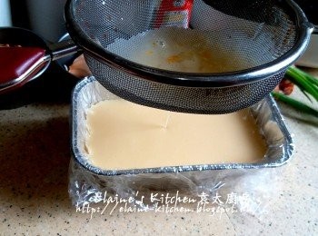 step2: 錫紙蒸盆放上一層保鮮紙 , 將豆漿蛋液用篩網隔去多餘泡沫及雜質