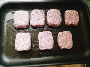 step8: 熱鍋加油，把餅加入鍋中，小火煎至可以推動狀態即可翻面，用鍋鏟壓扁（這樣容易熟），兩面煎熟即可。