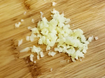 step2: 把薑片切成薑末備用