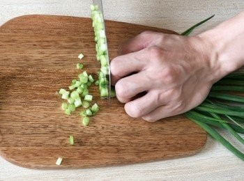 step3: 同時切蔥、指天椒、蒜蓉，備用。