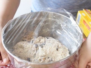 step3: 逐少加入水，拌勻成麵糰 (＊未必需要用全部的水，如太濕，加點麵粉；如太乾，加點水）將麵糰放入塗有油的大碗內，用保鮮紙包好，放在室溫12-18個小時 (放陰涼處）