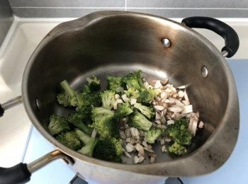 step3: 落油入煲，先炒蘑菇、西蘭花，之後加入通粉略炒