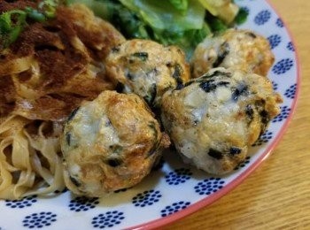 step7: 跟住將紫菜墨丸放係空氣炸鍋180度焗5分鐘，
然後再搽少少蜜糖係佢地面上200度焗5分鐘轉金黃色就可上碟