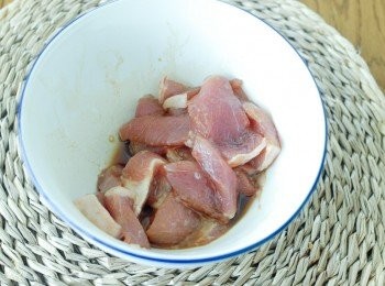 step1: 用少許生抽、糖和生粉醃豬肉20分鐘
