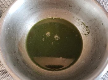 step2: 將艾草粉和糖倒入約80度的熱水攪勻 （水溫約是燙手的溫度）艾草粉無法完全溶解是正常現象。