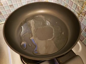 step5: 不粘鍋放入適量的油用中火燒熱。