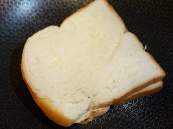 step6: 燒熱鑊，把方包塗有牛油的一面煎至香脆