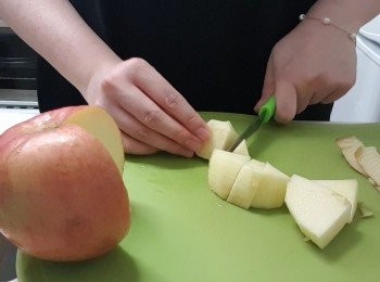 step7: 將蘋果去皮切粒