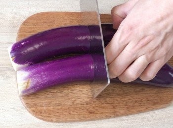 step1: 洗淨茄子，切去頭部，再切半。
