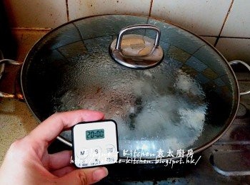 step5: 加入熱水煮滾 , 蓋上蓋用中火煮20分鐘