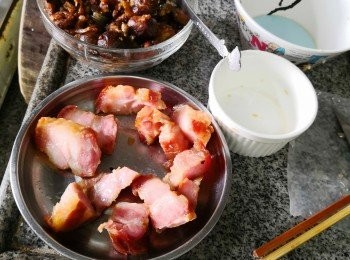 step3: 將 蝦米/冬菇/瑤柱分別用水浸泡並留起浸嘅水備用 .用蔥頭 臘腸及潤腸 爆香 蝦米冬菇， 用器皿盛起備用