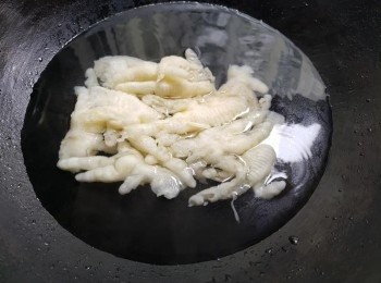 step2: 1. 鳳爪解凍后，煲滾水放入鳳爪煮6分鐘然后撈出