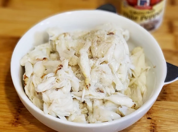 step1: 急凍蟹肉解凍後，加入些少白胡椒粉略醃