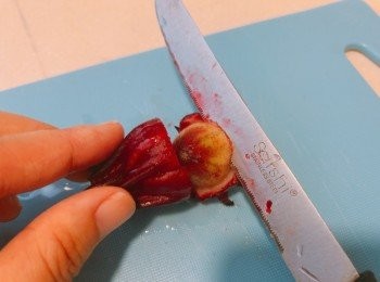 step1: 清潔乾淨洛神花去芯，只要花葉 (睇圖)