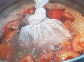 step3: 煲滾約2.5至3公升水，瘦肉、蕃茄和薯仔斬件和薑一片放入煲內，再將魚放入煲內，用明火煮半小時後，我選用真空煲燘燒幾小時，之後翻滾到自己喜歡的濃度，加鹽滾一滾即成。用明火轉細火煲兩小時，加鹽調味完成