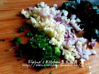 step8: 皮蛋去殼切粒 , 蒜頭 , 乾蔥頭去衣切細粒 , 蔥切粒