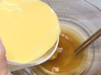 step5: 然後把蛋漿和高湯混合。