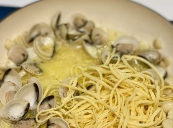 step7: 加意粉炒均，加入鹽、黑胡椒和檸檬皮屑即可上碟