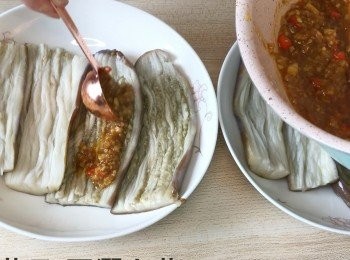 step7: 把煮好的醬汁，淋在茄子上，再灑上蔥。