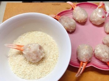 step9: 蝦膠把蟹拑包好的樣子， 準備麵包糠。