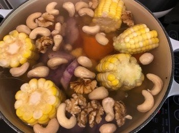 step3: 先將清水㷛滾，所有材料放入煲內，大火煲15分鐘，轉小火煲1個半小時，如需要可加鹽調味